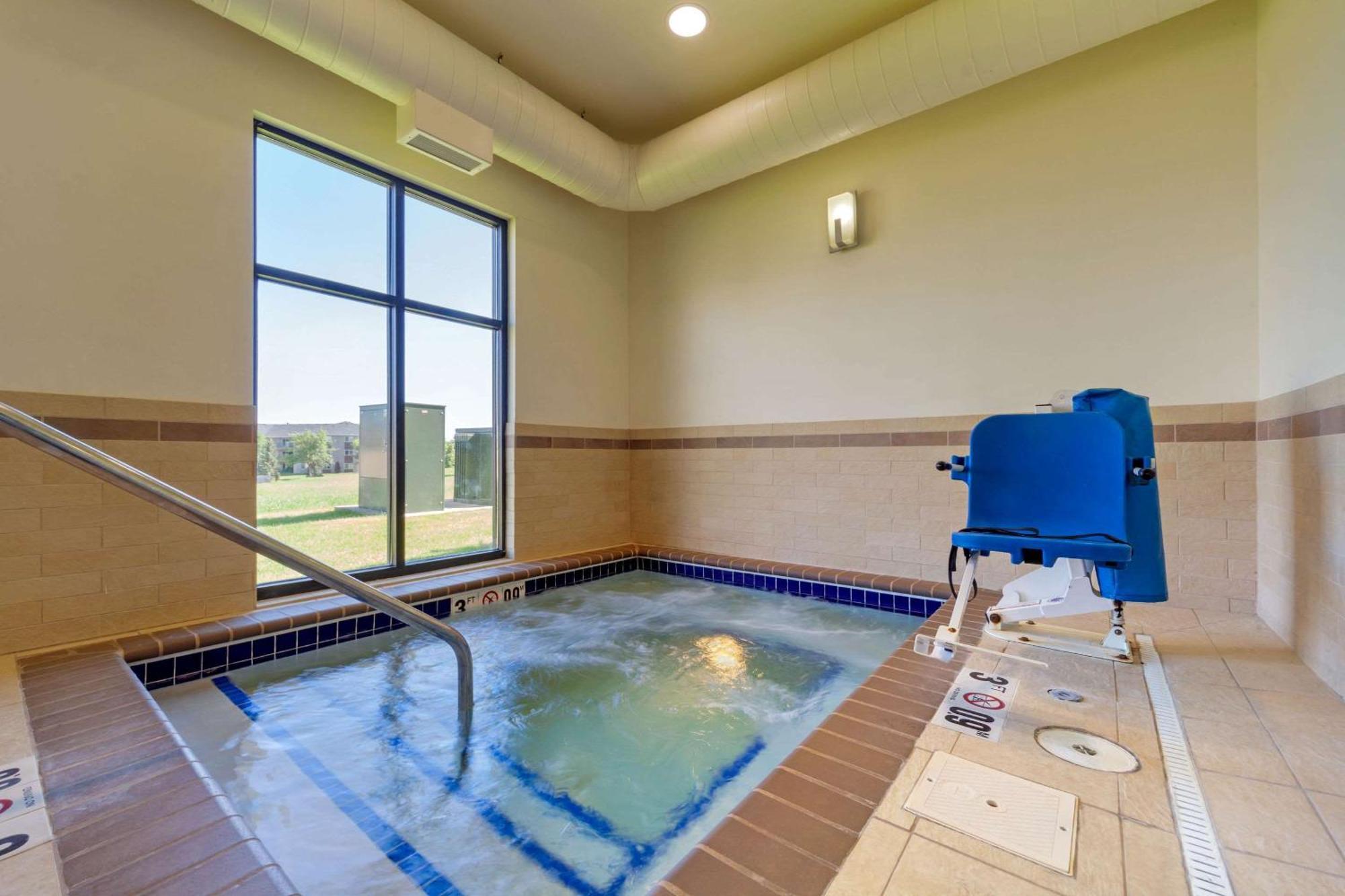 Sleep Inn & Suites Bismarck I-94 Exterior photo